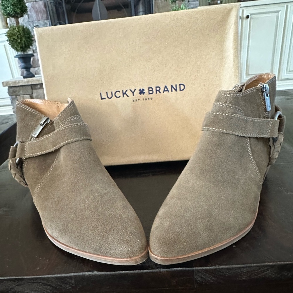 LUCKY BRAND WOMEN’S ANTIQUE GREEN OILED SUEDE ANKLE BOOTIE WITH BOX. SIZE 10M.